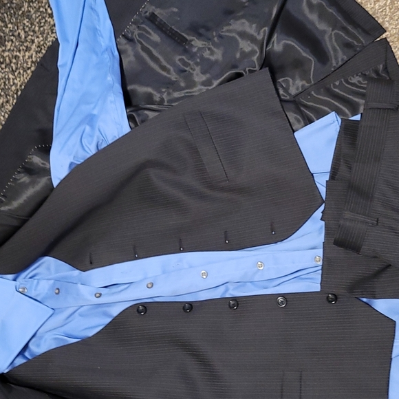 Navy pin strip 4-piece suit perfect condition - Picture 3 of 4